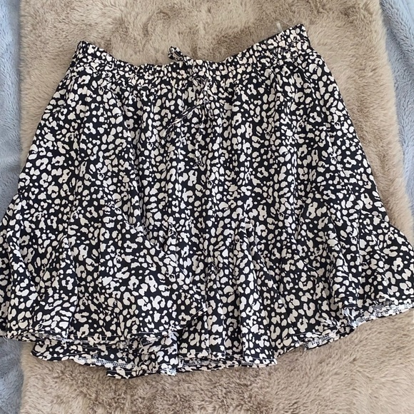 2/$30 𝅺&merci (en merci) Ladies Ruffled Leopard Print Mini Skirt BNWT - Picture 2 of 5